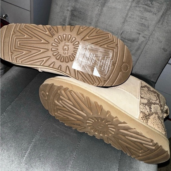 🎉FLASH SALE🎉 UGG Boots (NEW) - Picture 4 of 5